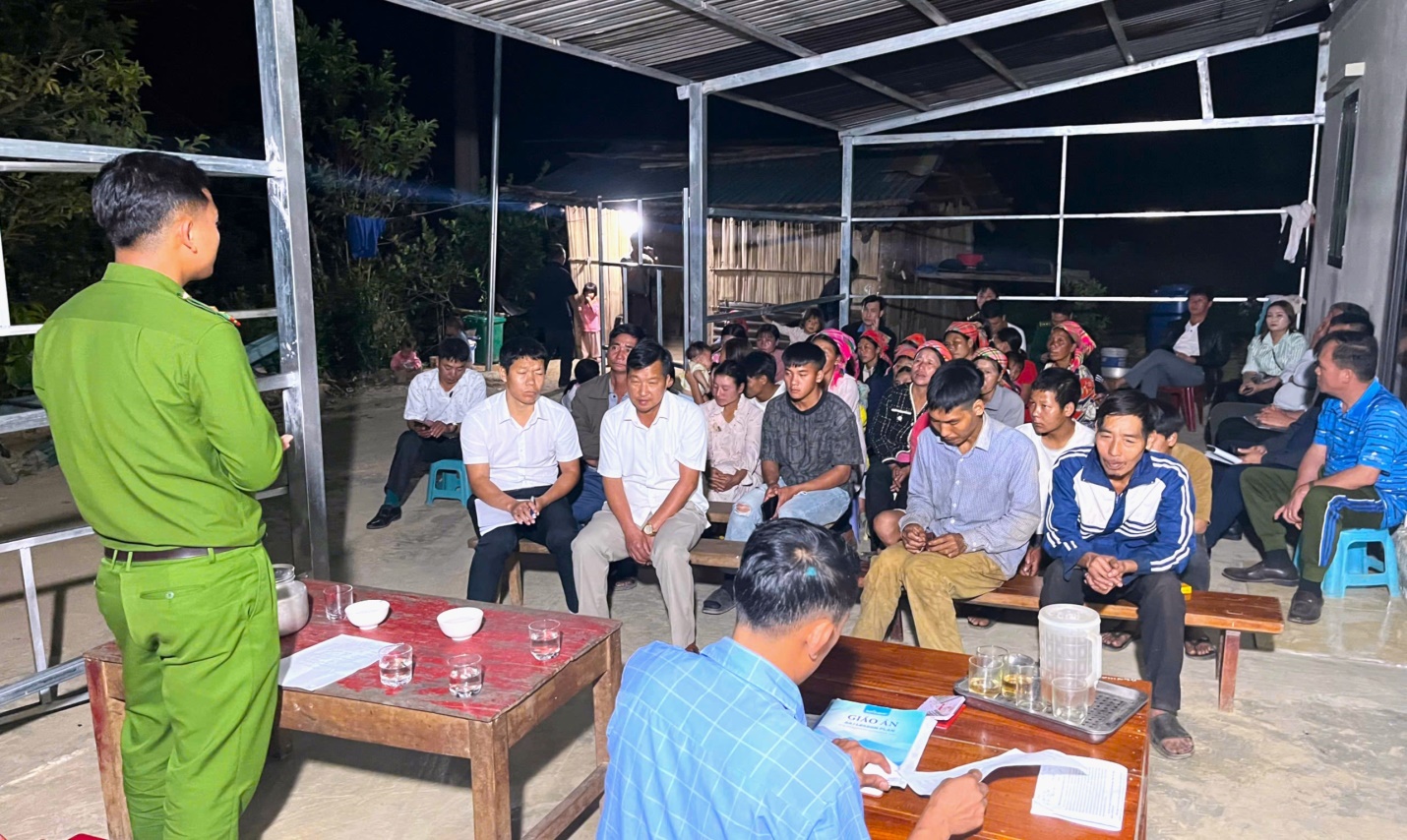 Công an xã tranh thủ các buồi sinh hoạt bản để gặp gỡ, tuyên truyền đến người dân