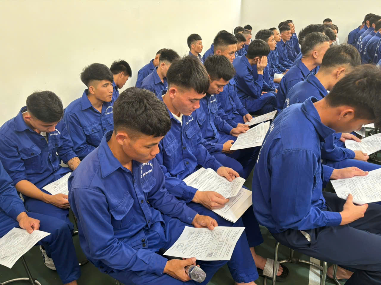 Học viên quan tâm, tìm hiểu cơ hội việc làm sau cai nghiện