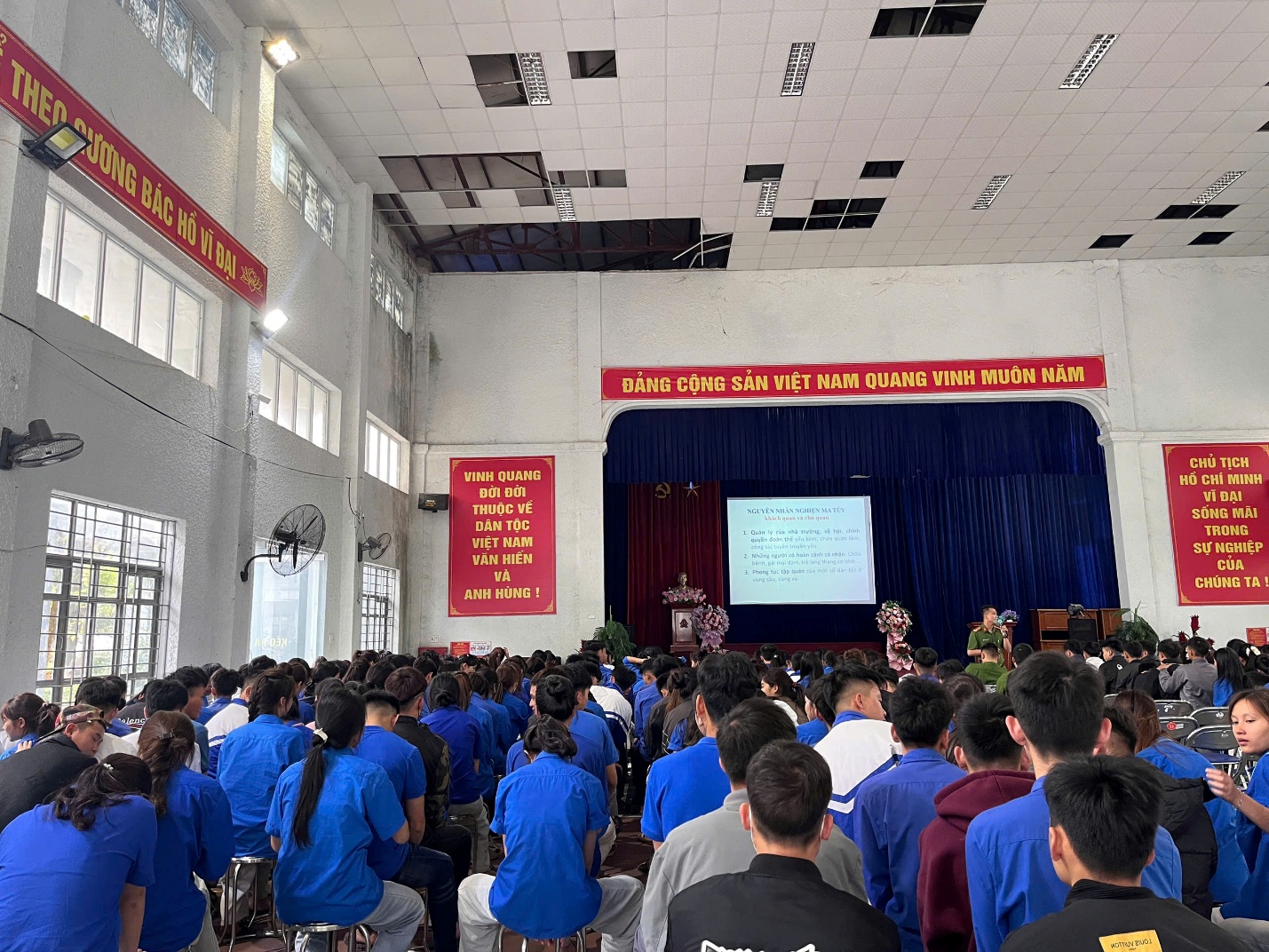 Báo cáo viên tuyển truyền cho các em học sinh