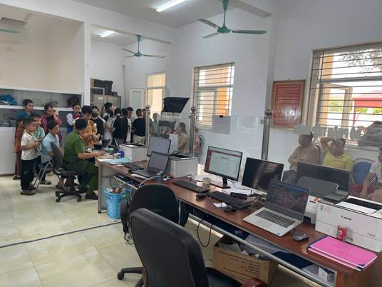 Người dân xếp hàng chờ làm định danh điện tử