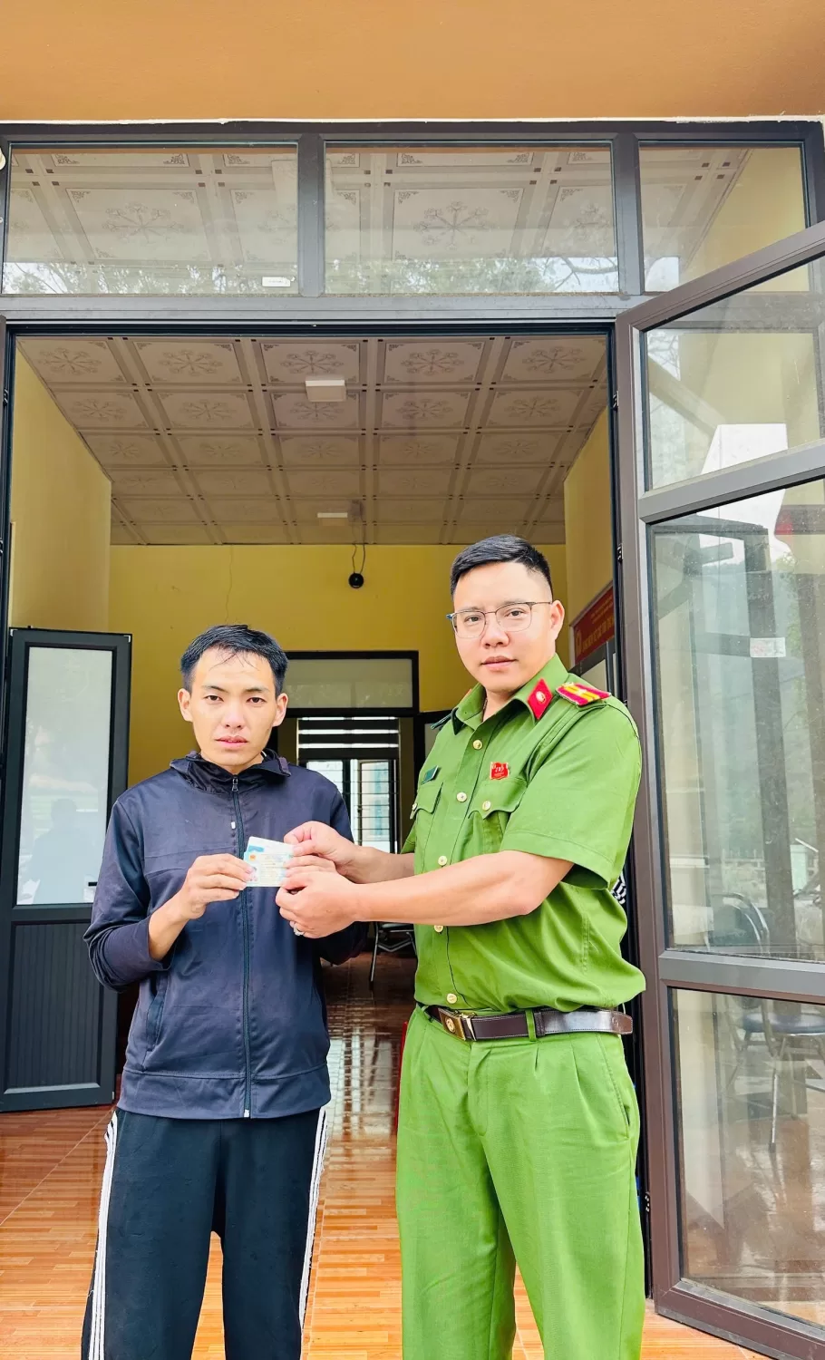 Công an xã Bum Nưa trao trả lại giấy tờ cho anh Sùng A Ngoàn