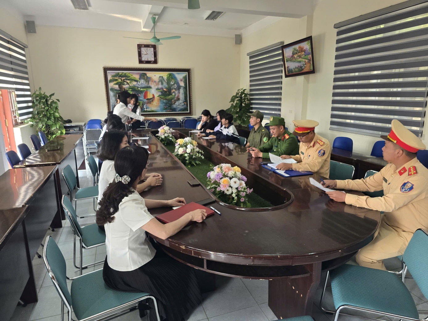 Công an phường phối hợp Phòng Cảnh sát giao thông, trường THCS Đoàn Kết