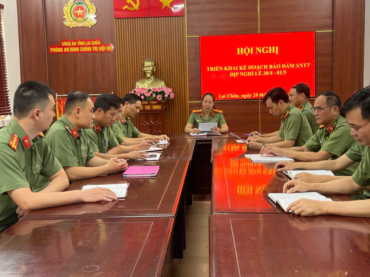 Đồng chí Đại tá Quàng Thị Hạnh - Bí thư Chi bộ, Trưởng phòng ANCTNB phát biểu chỉ đạo tại Hội nghị