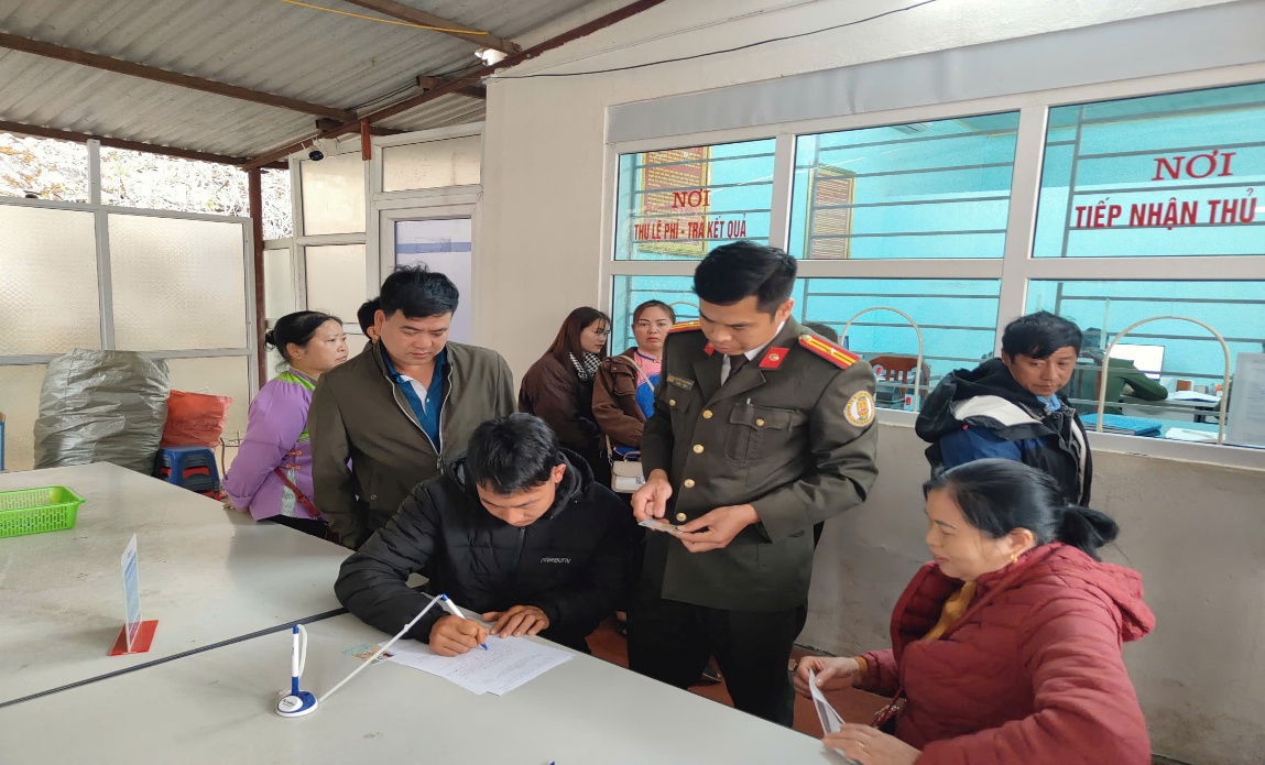 Cán bộ Phòng quản lý xuất nhập cảnh hướng dẫn, hỗ trợ công dân giải quyết thủ tục hành chính tại bộ phận một cửa