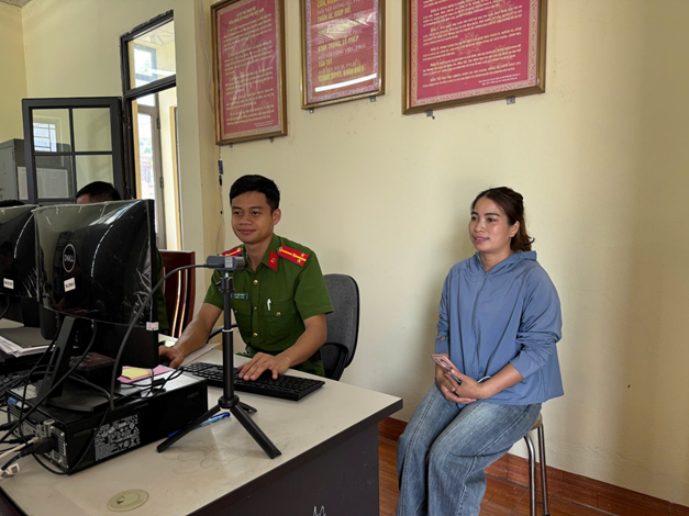 Công an xã thực hiện xác nhận cư trú, kích hoạt định danh điện tử mức 2