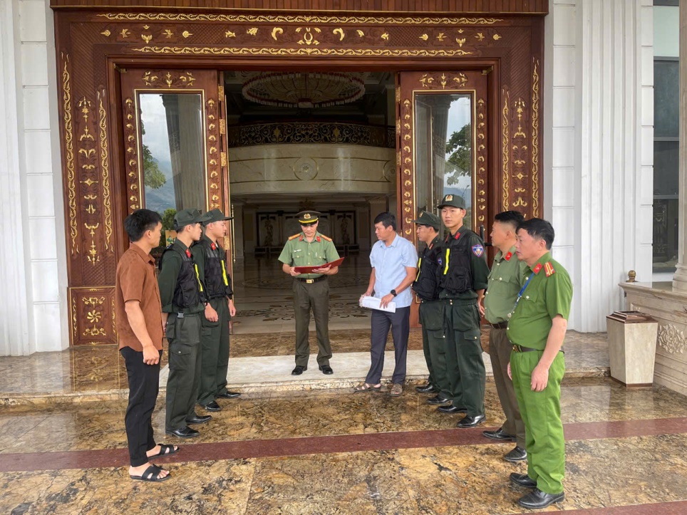 Đồng chí Trung tá Lê Minh Tiến - Phó Trưởng phòng ANCTNB, Công an tỉnh Lai Châu triển khai Kế hoạch bảo đảm ANTT tại khu vực diễn ra các hoạt động của Đoàn công tác