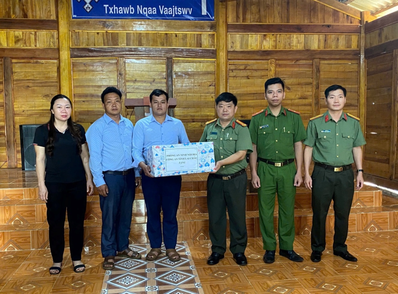 Hình ảnh cán bộ, chiến sĩ Phòng An ninh nội địa tặng quà cho điểm nhóm ở Pa Tần