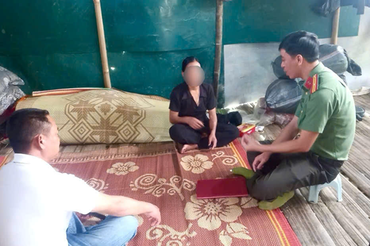 Cán bộ Công an xã Than Uyên cùng đại diện thôn bản gặp gỡ, tuyên truyền, giải thích cho chị H.T.P