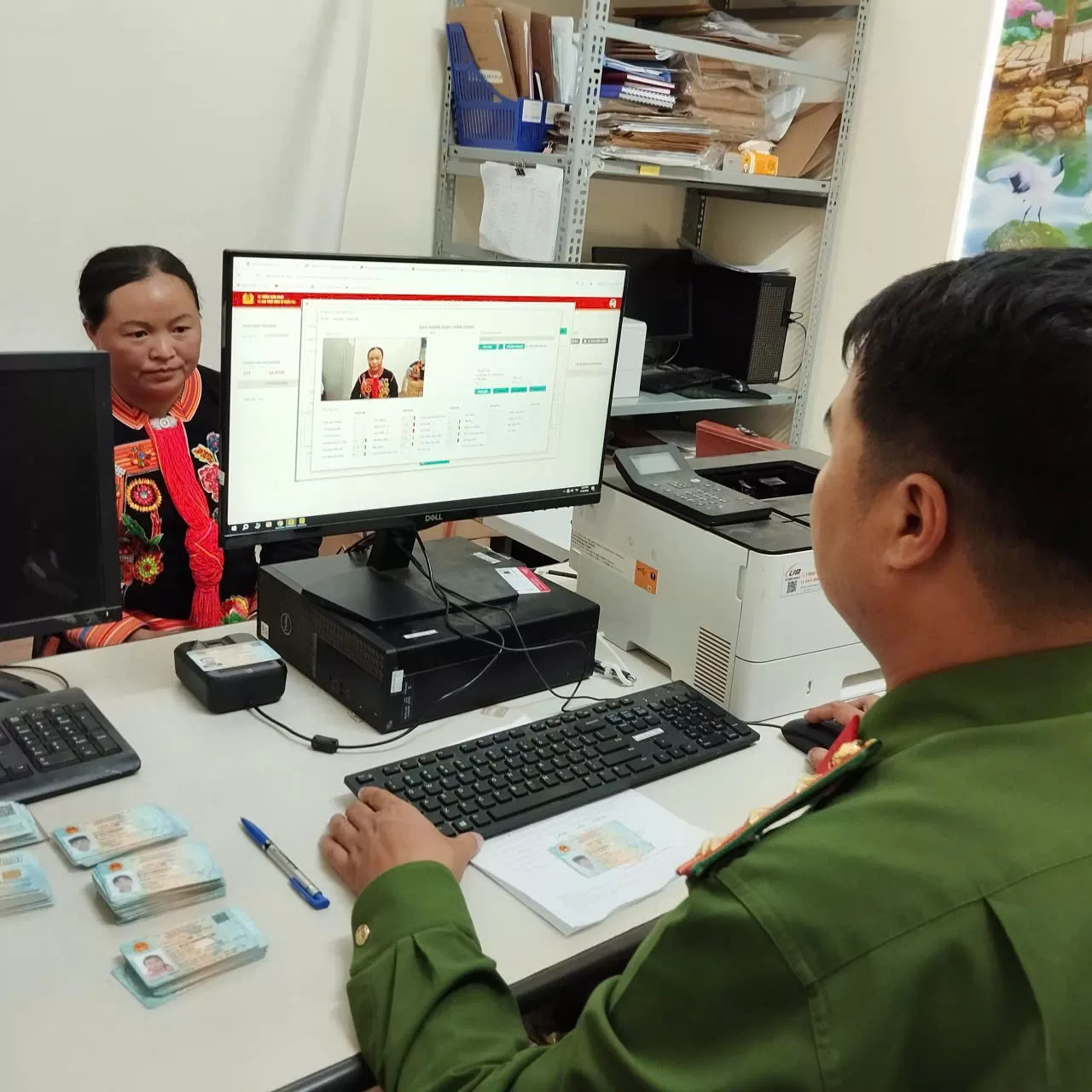 Công an xã Khổng Lào tích cực thực hiện cao điểm cấp tài khoản định danh điện tử mức 2 cho nhân dân