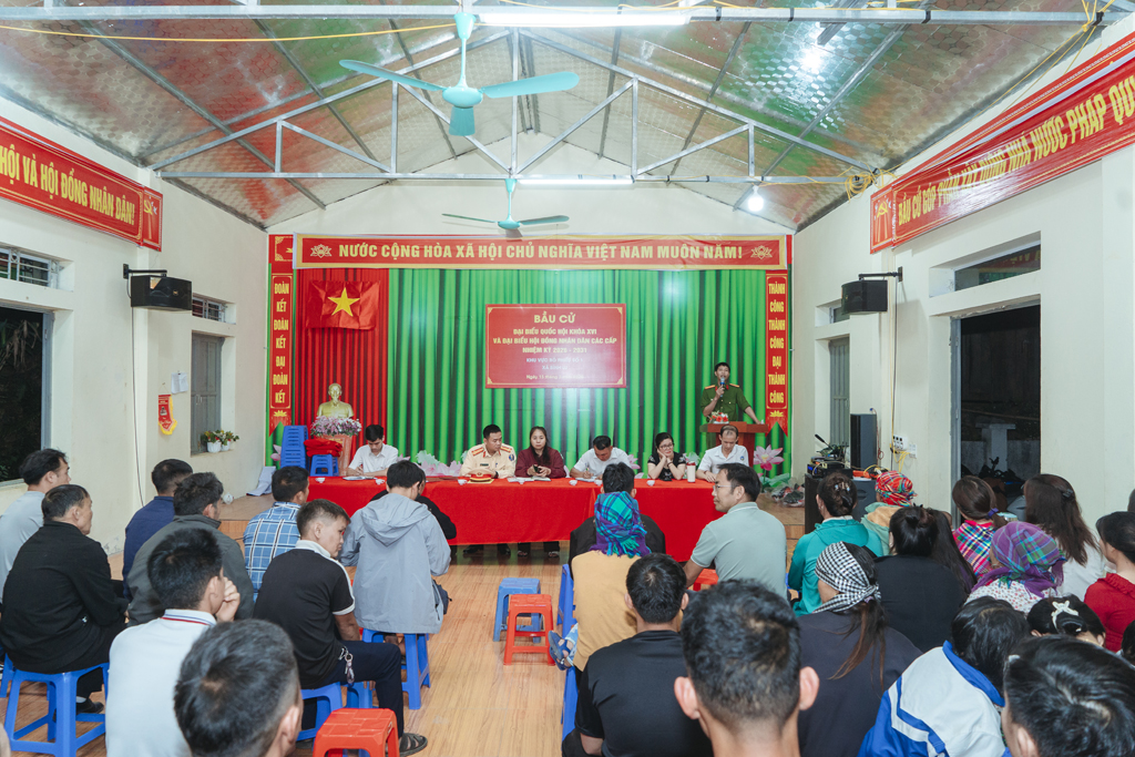 Toàn cảnh buổi tuyên truyền pháp luật về TTATGT, trật tự công cộng và phòng, chống tội phạm tại Nhà văn hóa bản Chu Va 12