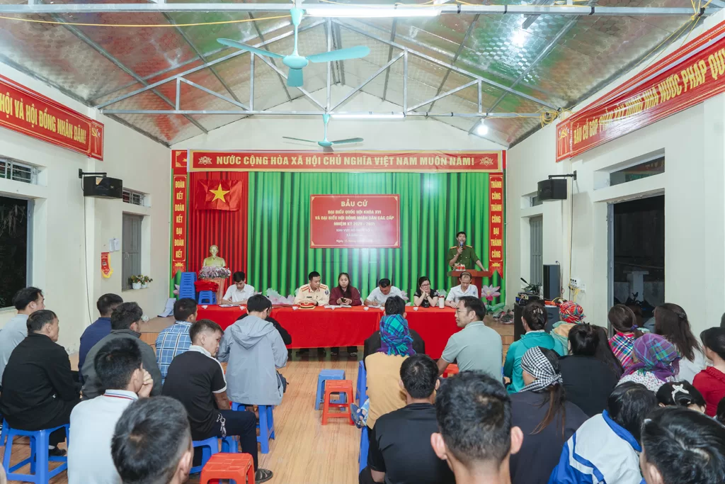 Toàn cảnh buổi tuyên truyền pháp luật về TTATGT, trật tự công cộng và phòng, chống tội phạm tại Nhà văn hóa bản Chu Va 12
