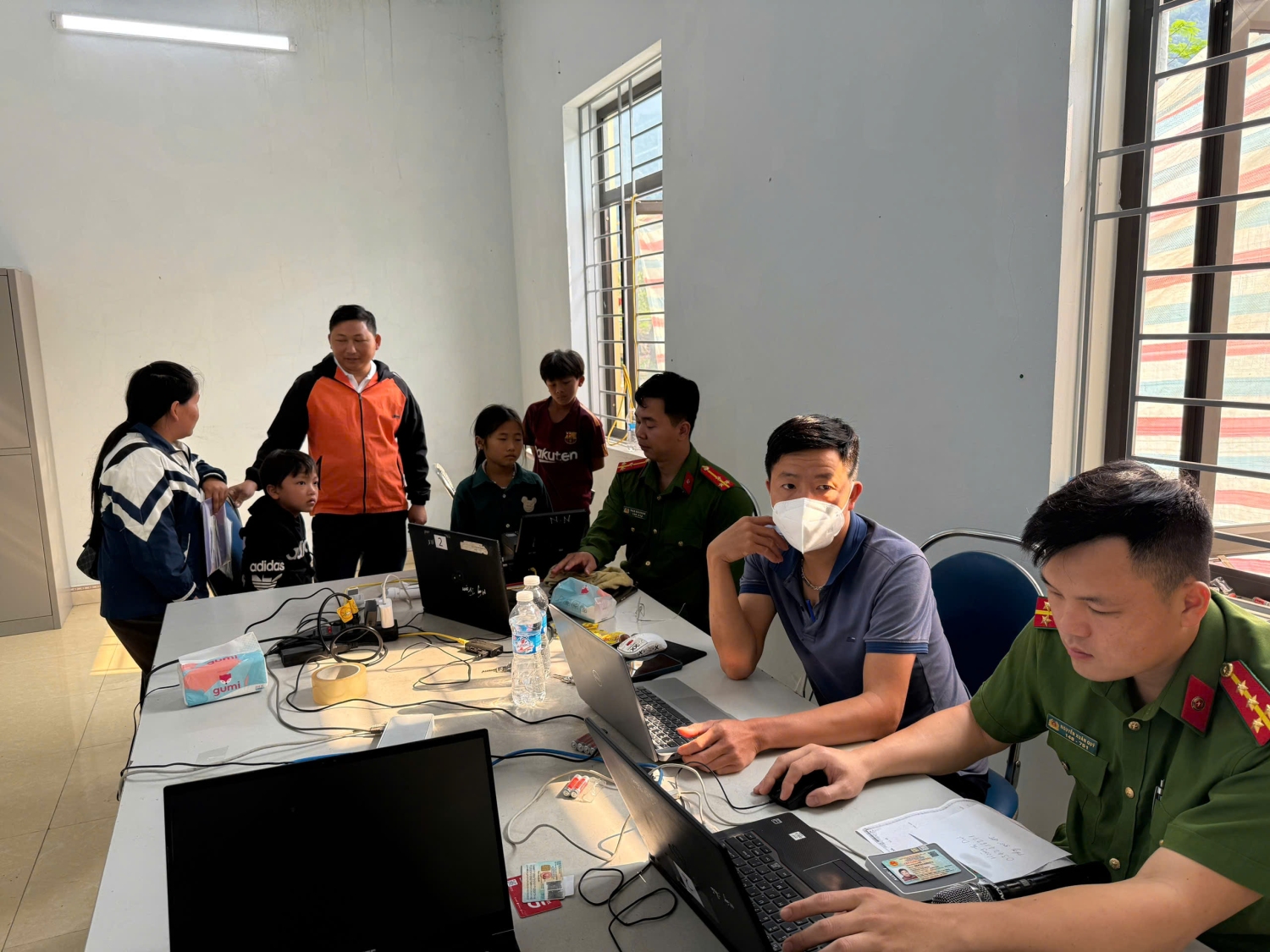 Lực lượng Công an xã Pa Tần tiếp túc tiến hành thu nhận tài khoản định danh mức độ 2 cho công dân tại bản Nậm Ô, xã Pa Tần