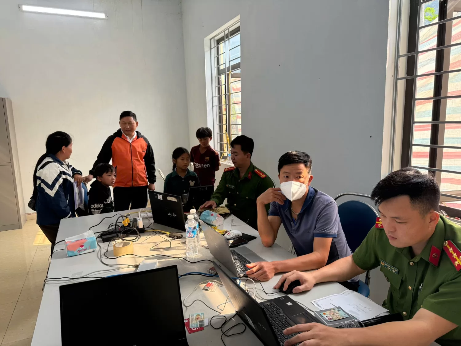Lực lượng Công an xã Pa Tần tiếp túc tiến hành thu nhận tài khoản định danh mức độ 2 cho công dân tại bản Nậm Ô, xã Pa Tần