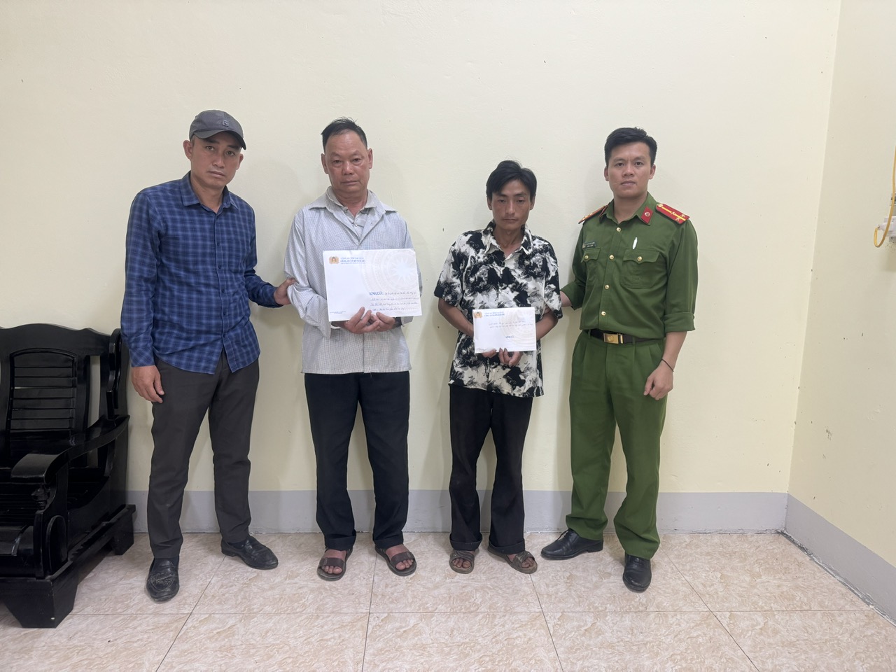 Tẩn Phủ Vẳn (bên trái), Sùng A Chứ (bên phải) tại Cơ quan Công an