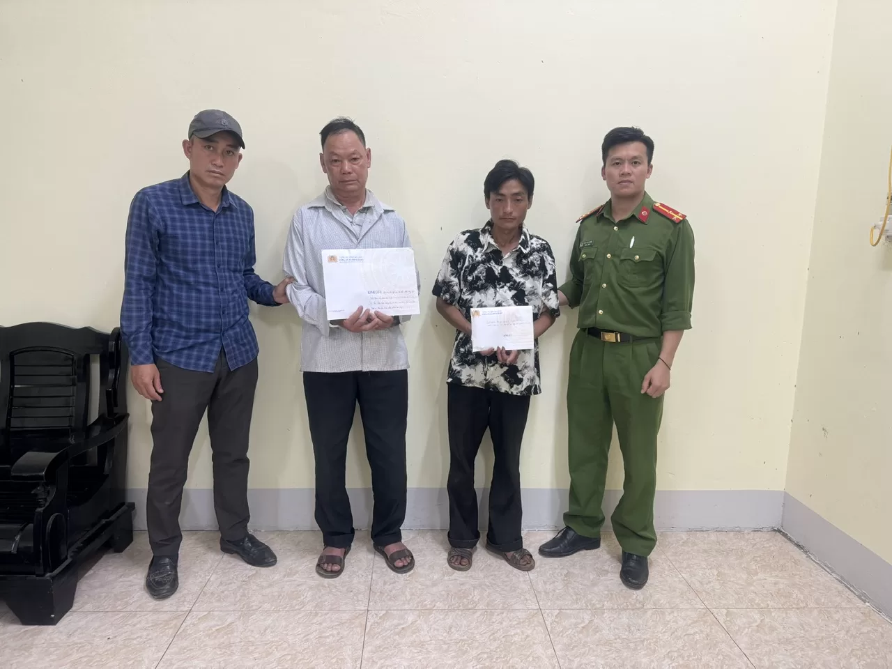 Tẩn Phủ Vẳn (bên trái), Sùng A Chứ (bên phải) tại Cơ quan Công an