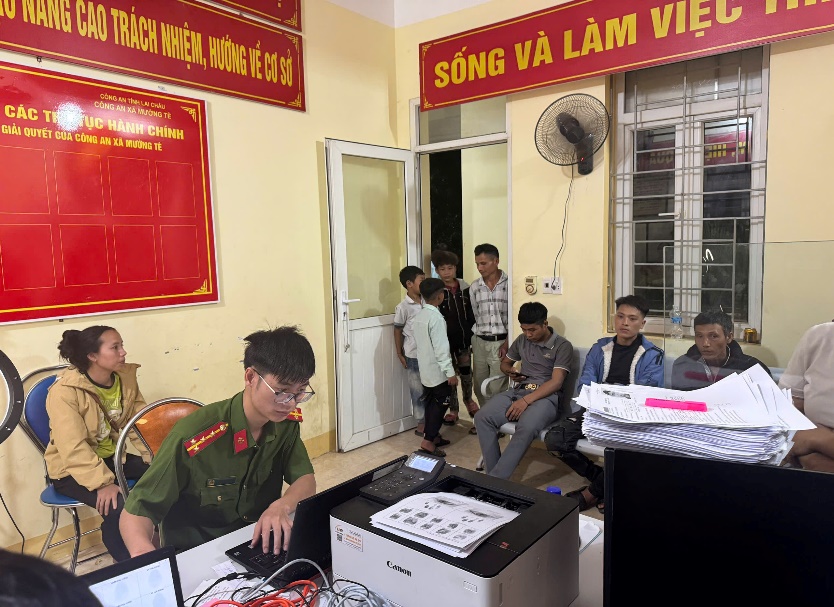 Hình ảnh CBCS Công an xã tiếp nhận hồ sơ kích hoạt định danh điện tử
