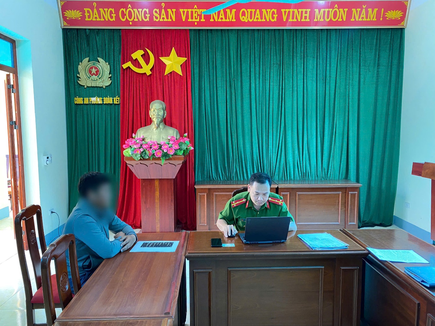 Công an phường làm việc với người vi phạm