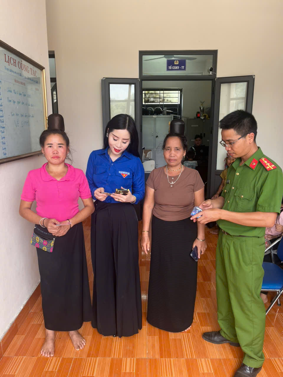 Công an xã Nậm Mạ phối hợp với nhà mạng Mobifone Lai Châu hỗ trợ người dân chuẩn hóa thông tin thuê bao di động