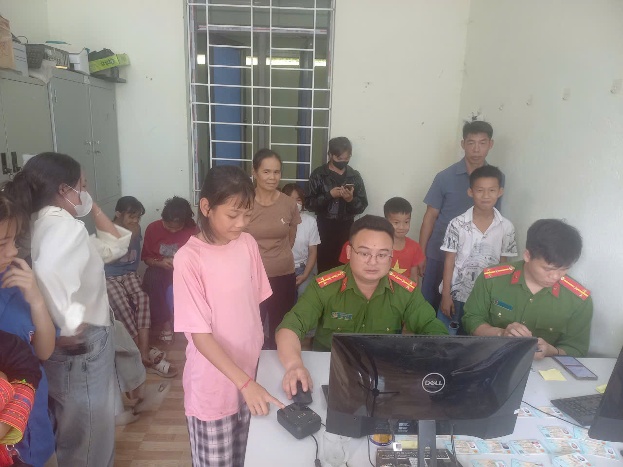 Công an xã tiếp nhận cấp định danh mức 2 cho công dân từ 6 đến 14 tuổi