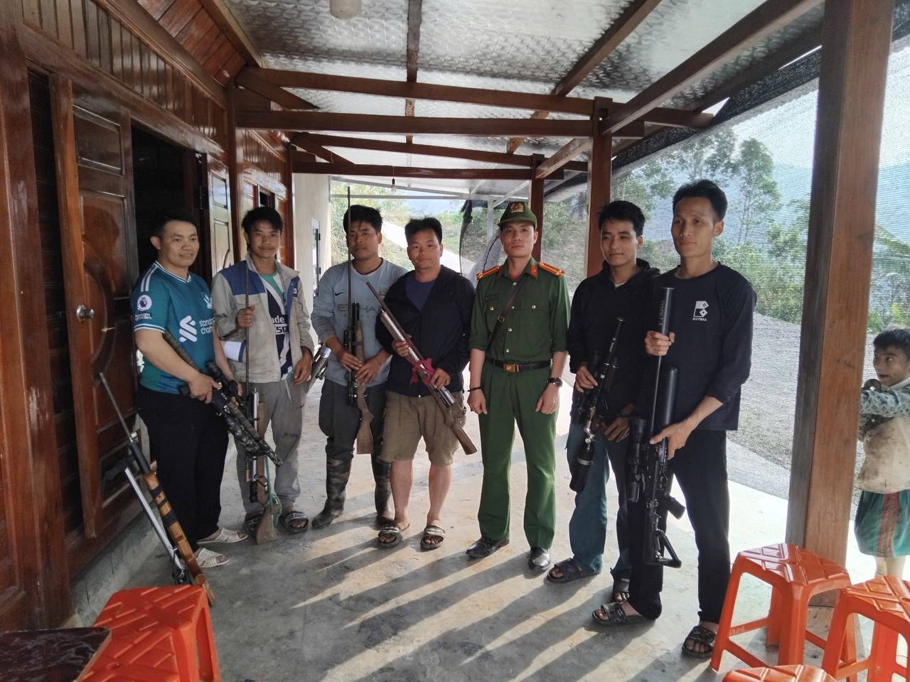 Ngày 04/04/2026, Công an xã vận động nhân dân bản Ma Sang tự nguyện giao nộp 07 khẩu súng tự chế