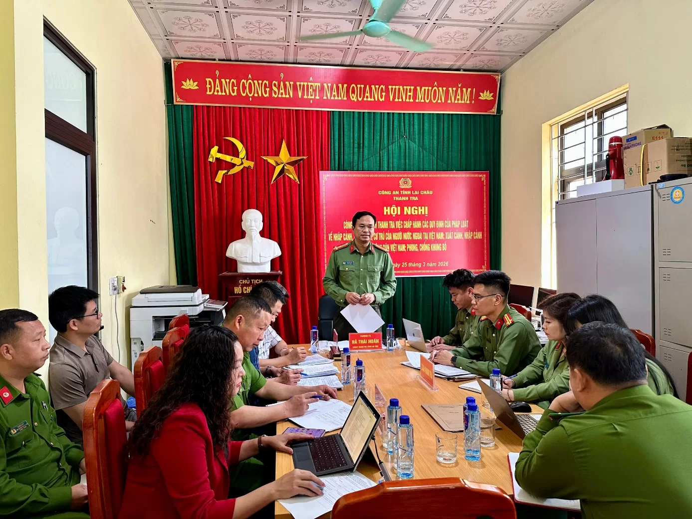 Đồng chí Thượng tá Hà Thái Hoàn phát biểu chỉ đạo Hội nghị tổ chức tại Công an xã Bum Nưa