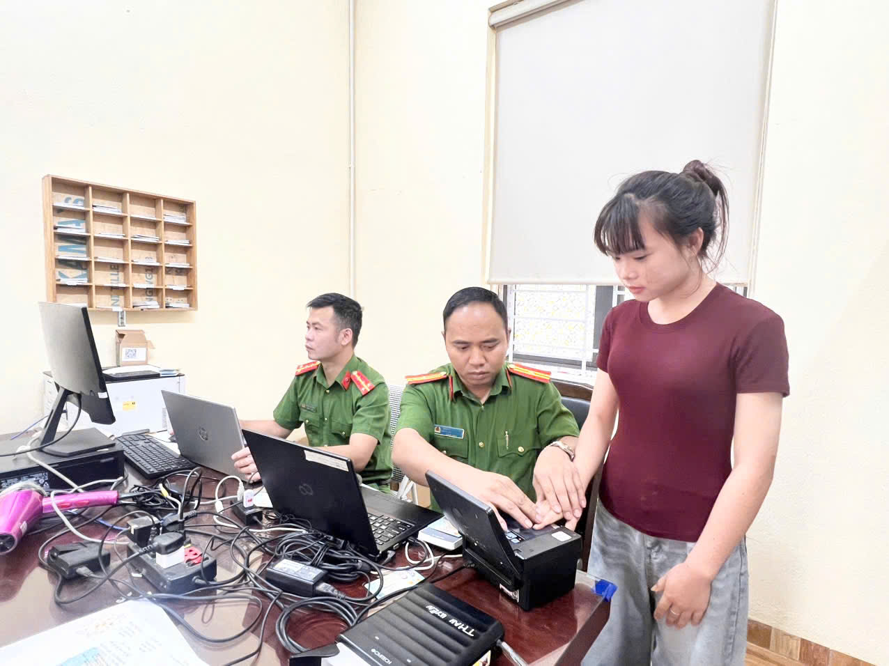 Lực Lượng Công an xã hỗ trợ công dân đến làm thủ tục