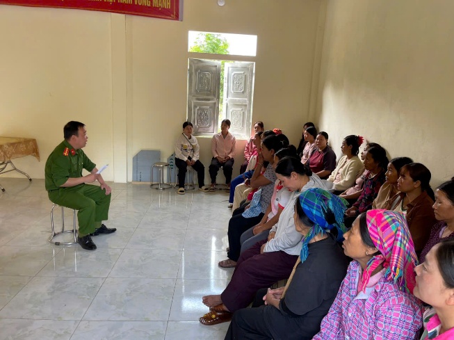 Tổ chức tuyên truyền tại buổi họp bản Sín Chải B