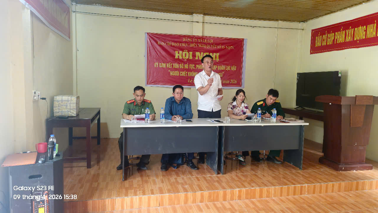 Đồng chí Nguyễn Ngọc Kiệm, Phó Bí thư Đảng ủy xã Lê Lợi đang tuyên truyền xóa bỏ hủ tục, phong tục tập quán lạc hậu cho nhân dân bản Pá Đởn