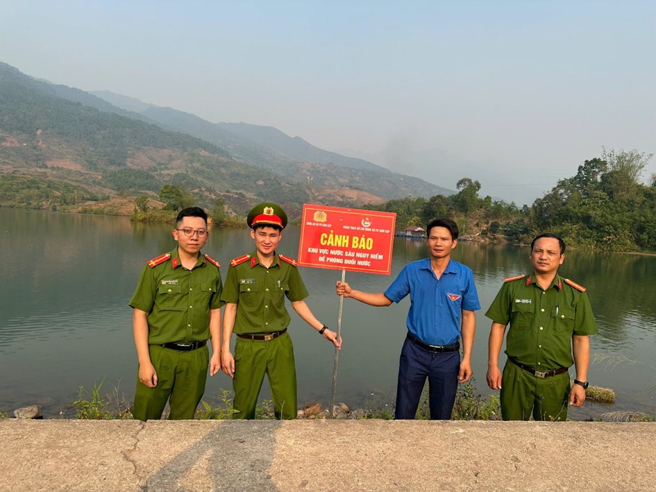 Lãnh đạo Công an xã và đại diện Đoàn thanh niên trực tiếp kiểm tra tại các điểm cắm biển cảnh báo