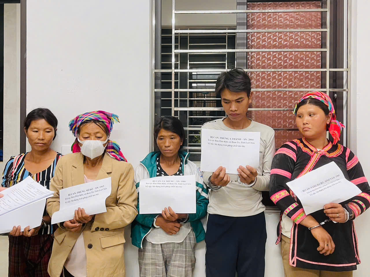 Các bị can (từ phải sang trái): Ky Lò Bơ, Phùng My Đô, Ly Mò Nu, Phùng A Thành và Vàng Ha Bớ.