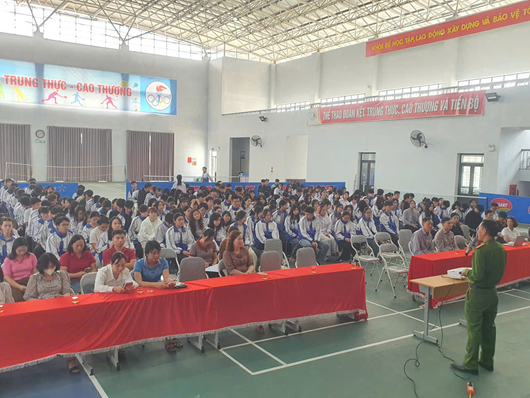 Tuyên truyền kiến thức về PCCC cho giáo viên và học sinh trường  THPT chuyên Lê Quý Đôn