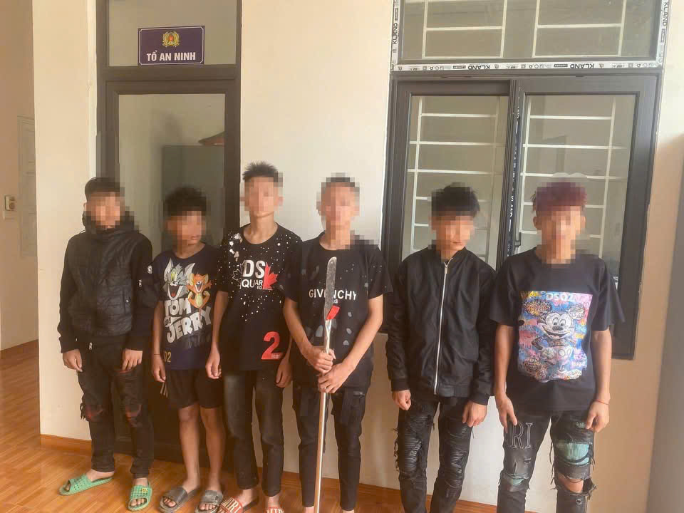 Ảnh các thanh, thiếu niên hư tại Cơ quan Công an.