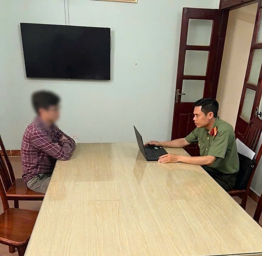 Cán bộ phòng Quản lý xuất nhập cảnh làm việc với T.H.M