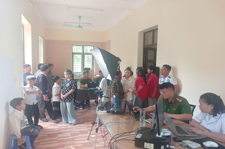 Lực lượng Công an xã Pa Tần tiến hành thu nhận tài khoản định danh mức độ 2 cho công dân