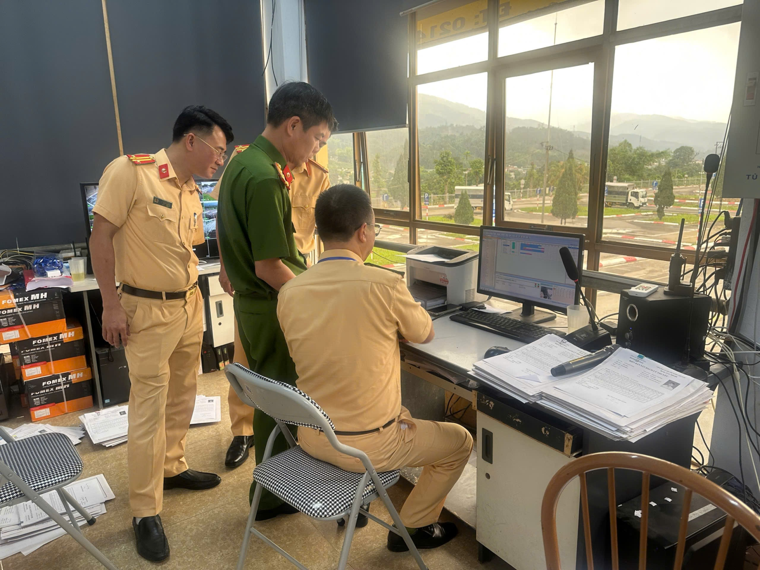 Đồng chí Phó Giám đốc đang thăm hỏi, trò chuyện với người dân tại khu vực chờ làm thủ tục.