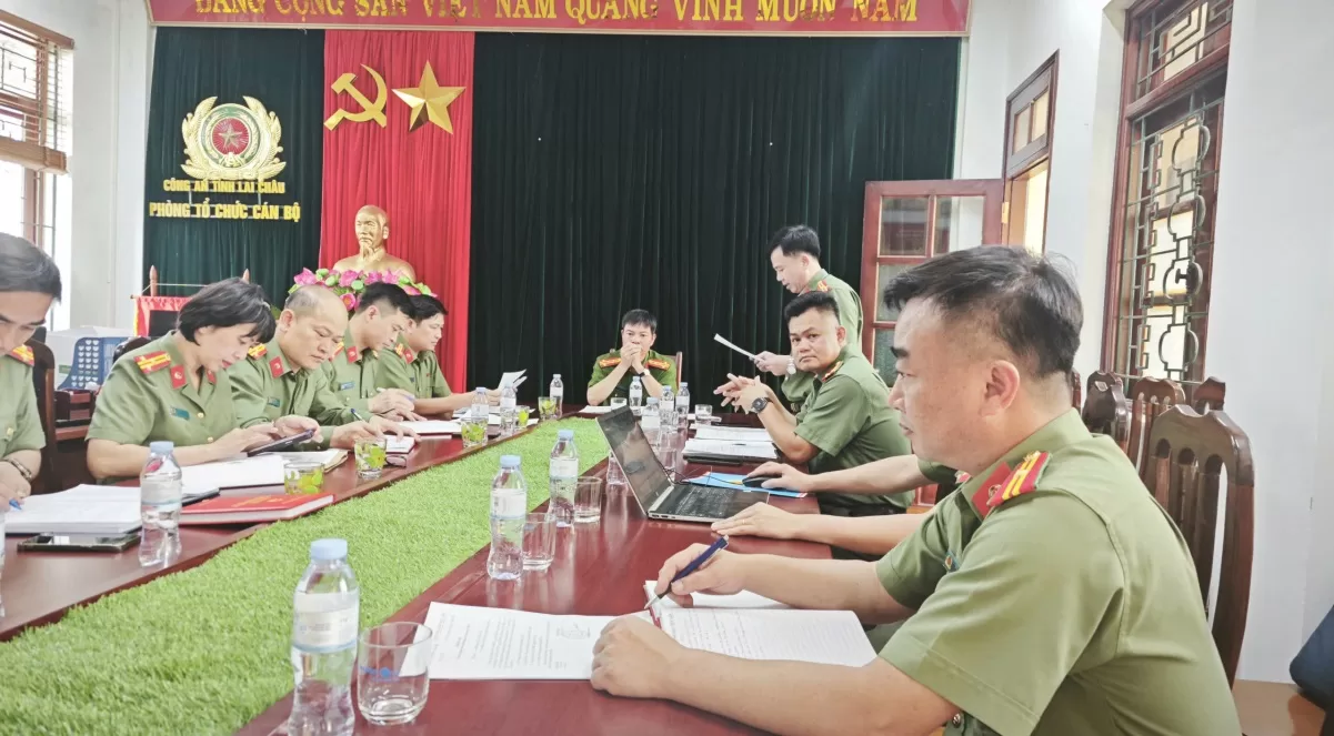Công an xã bàn giao cháu bé cho gia đình