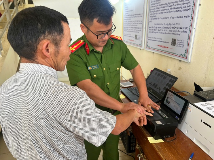 Cán bộ Công an xã hỗ trợ người dân làm thẻ căn cước