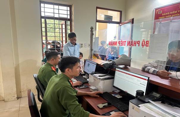 Cán bộ Công an xã tiếp nhận hồ sơ kích hoạt định danh điện tử