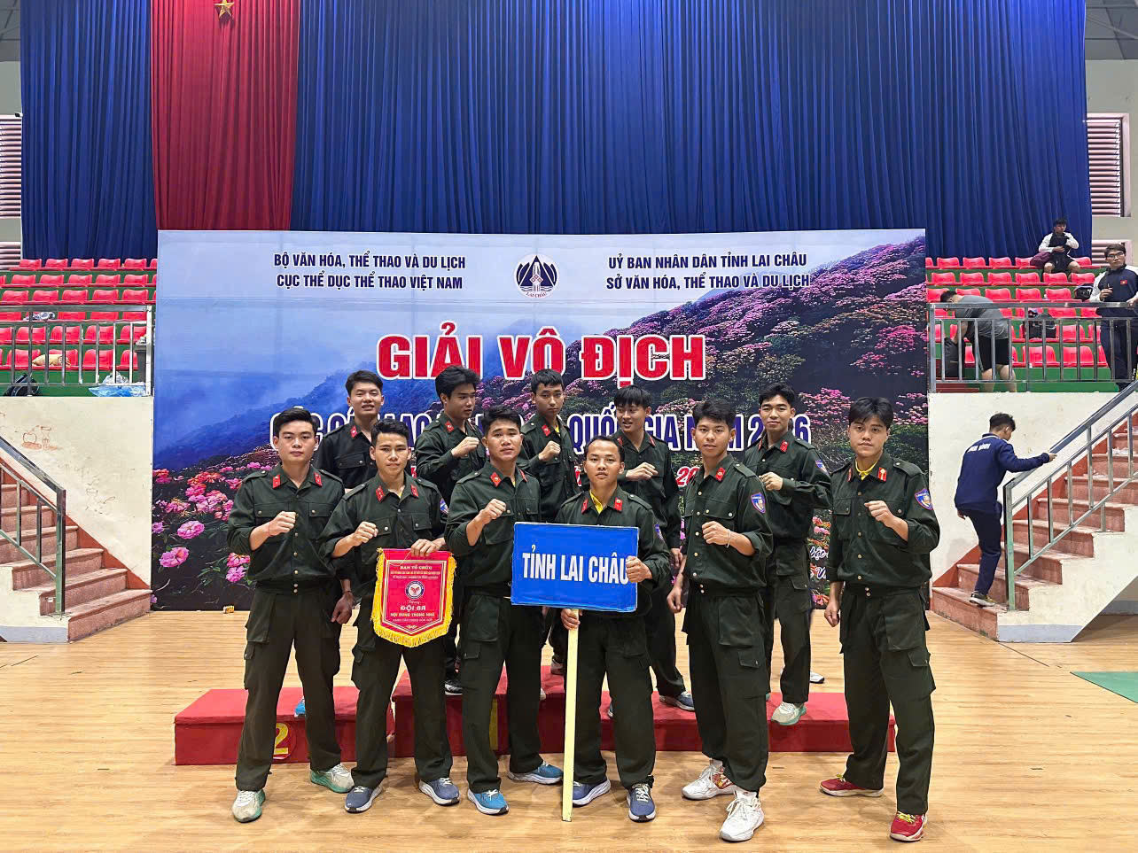 (Cán bộ chiến sỹ Phòng Cảnh sát cơ động tham gia Giải kéo co)