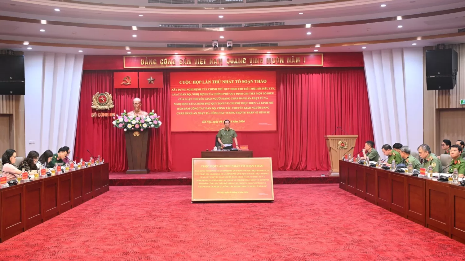 Quang cảnh cuộc họp.