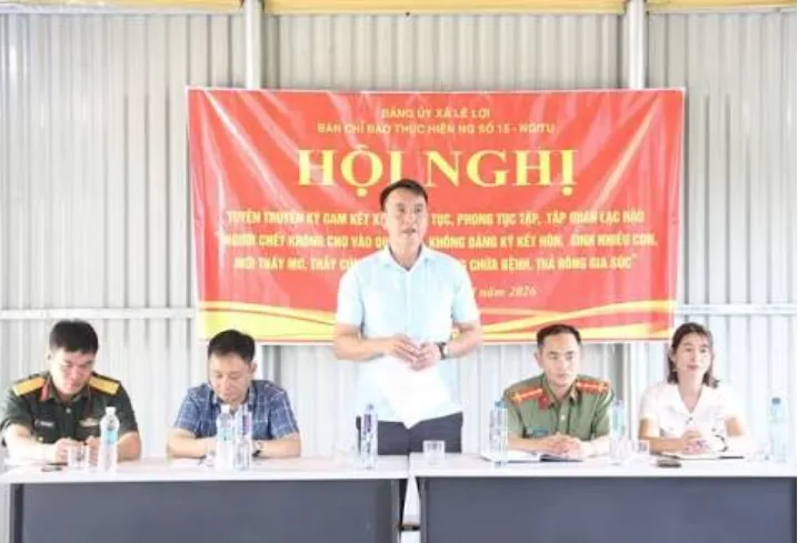 Đồng chí Nguyễn Ngọc Kiệm, Phó Bí thư Đảng ủy xã Lê Lợi đang tuyên truyền xóa bỏ hủ tục, phong tục tập quán lạc hậu cho nhân dân bản Nậm Sập.