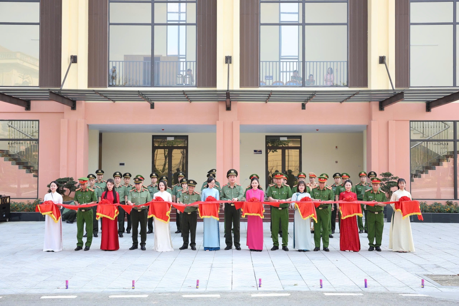 Ban Giám đốc Công an tỉnh thực hiện nghi thức cắt băng khánh thành công trình