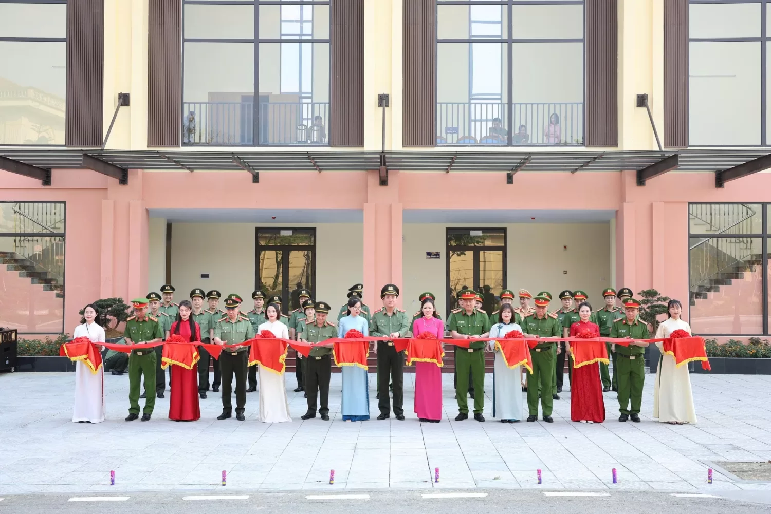 Ban Giám đốc Công an tỉnh thực hiện nghi thức cắt băng khánh thành công trình