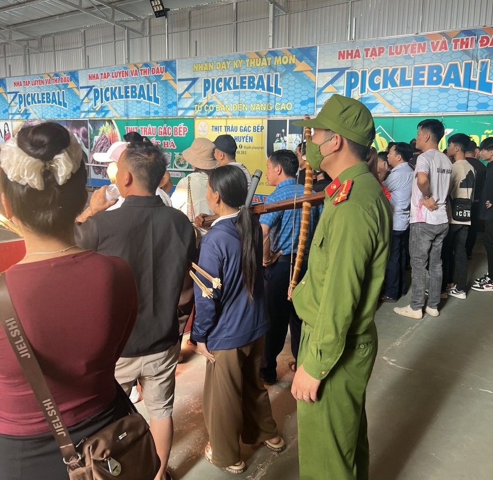 CBCS Công an xã Than Uyên thực hiện nhiệm vụ đảm bảo ANTT tại khu vực diễn ra Hội thi.