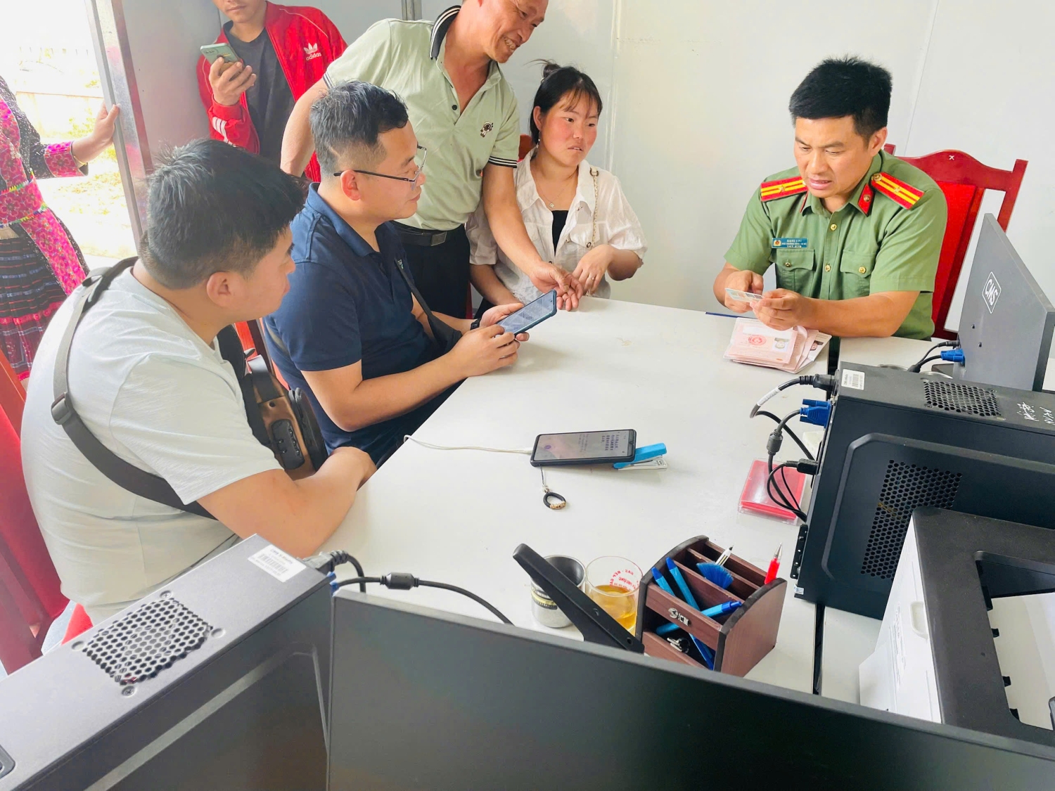 Cán bộ tổ An ninh, Công an xã Khun Há hướng dẫn chủ cơ sở lưu trú và du khách làm thủ tục khai báo lưu trú