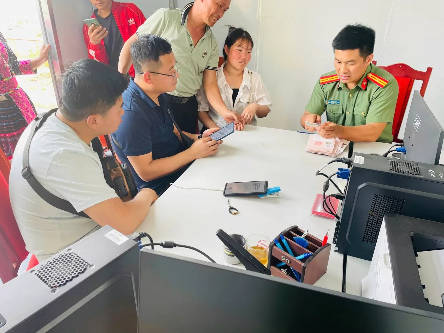 Cán bộ tổ An ninh, Công an xã Khun Há hướng dẫn chủ cơ sở lưu trú và du khách làm thủ tục khai báo lưu trú