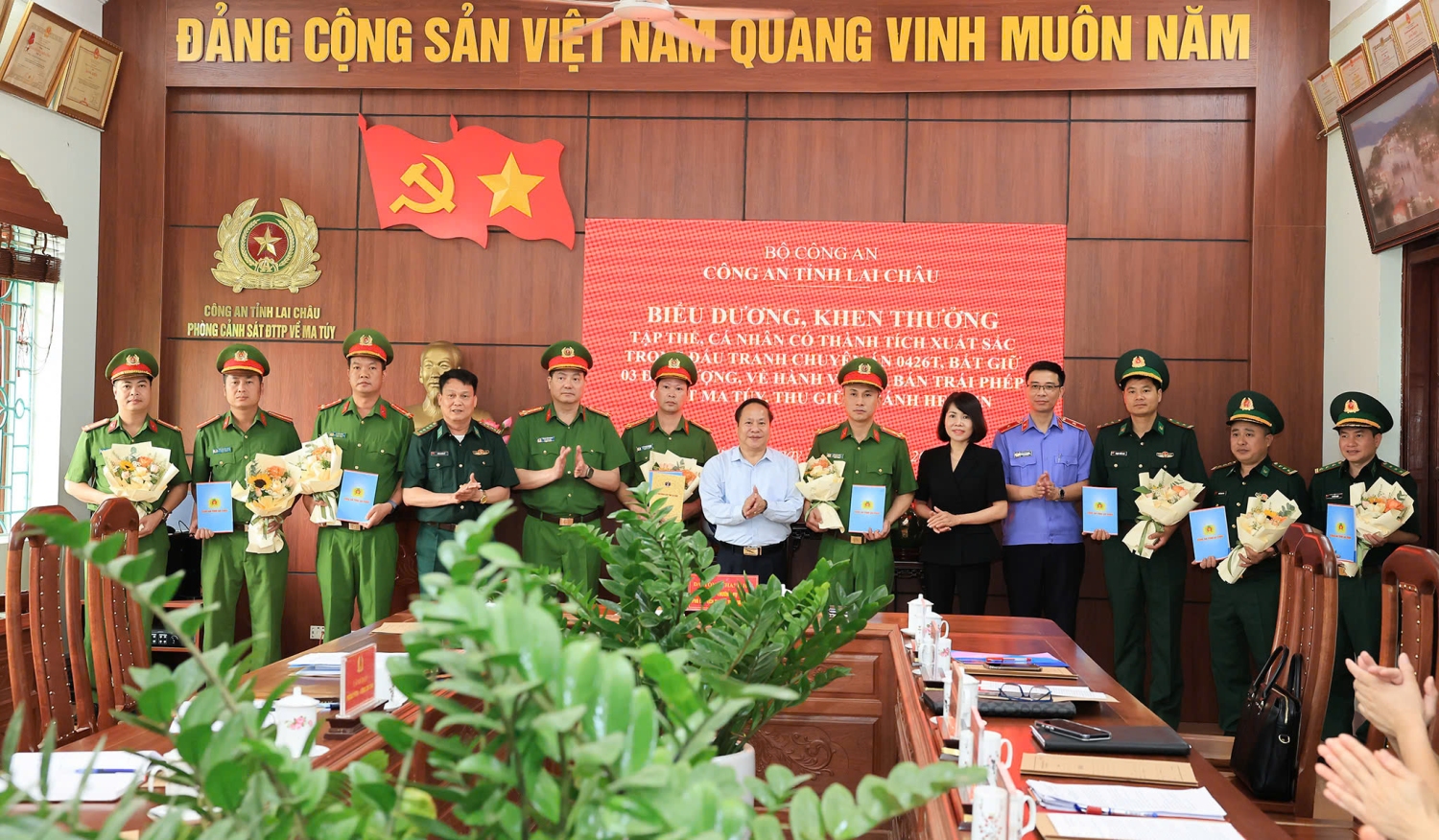 Đồng chí Tống Thanh Hải - Phó Chủ tịch Thường trực UBND tỉnh, Đại tá Phạm Hải Đăng - Phó Giám đốc Công an tỉnh biểu dương lực lượng Ban Chuyên án