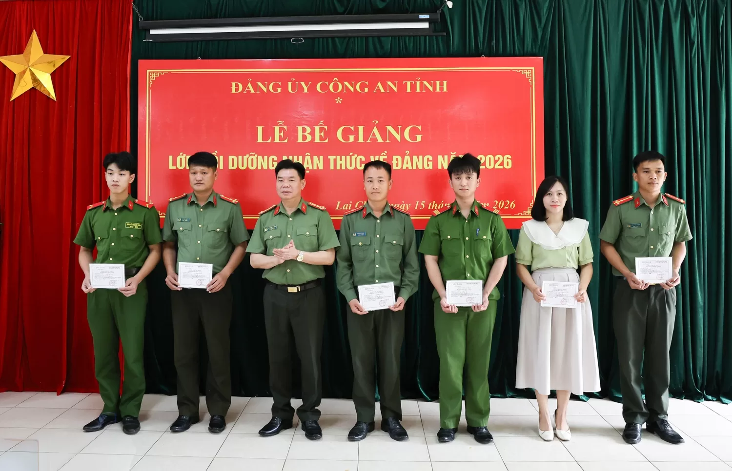 Đại tá Tao Văn Trường – Ủy viên Ban thường vụ Đảng ủy, Phó Giám đốc Công an tỉnh trao chứng chỉ cho các học viên đạt loại giỏi