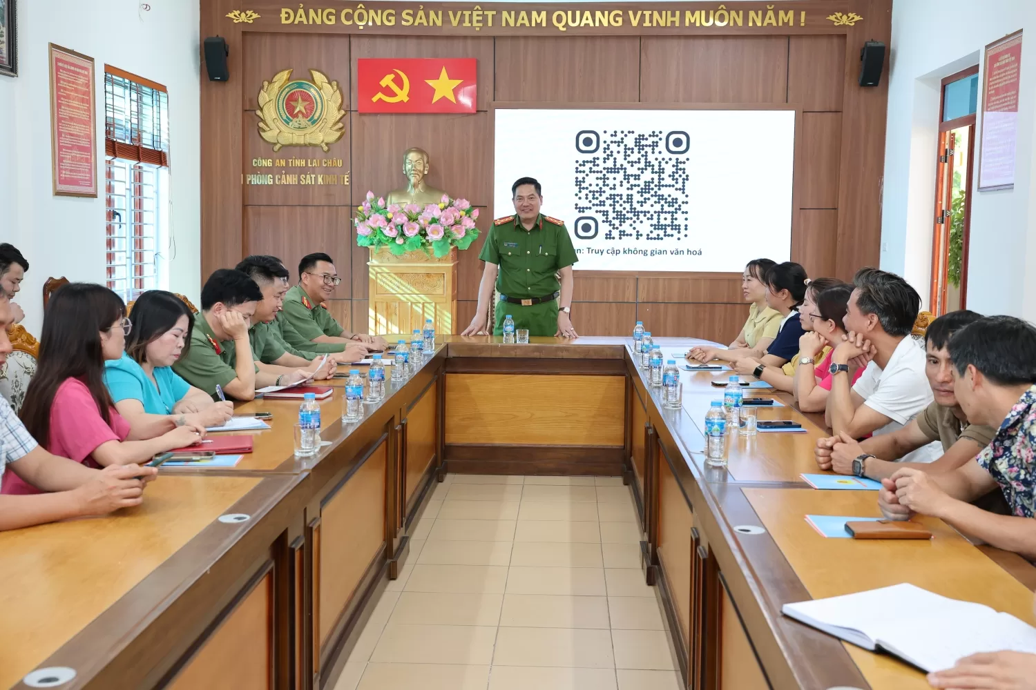 Đại tá Phạm Hải Đăng - Phó Giám đốc Công an tỉnh phát biểu tại buổi họp đánh giá và đóng góp ý kiến các hạng mục trò chơi dân gian dự kiến xây dựng tại các trường nội trú liên cấp