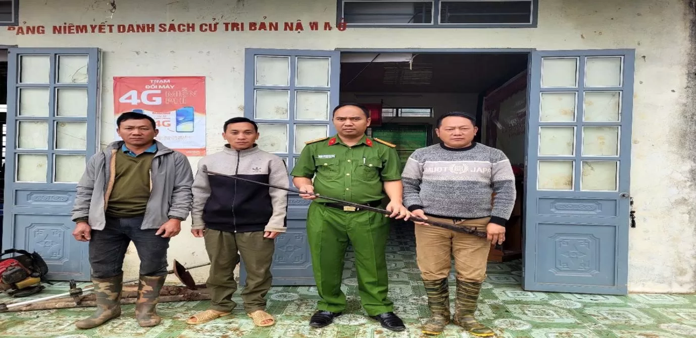 Công an xã xuống thôn bản vận động bà con nhân dân giao nộp vũ khí.